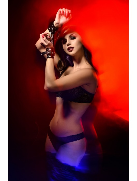 Черные кожаные однослойные наручники с люверсами - Pecado - купить с доставкой в Ельце