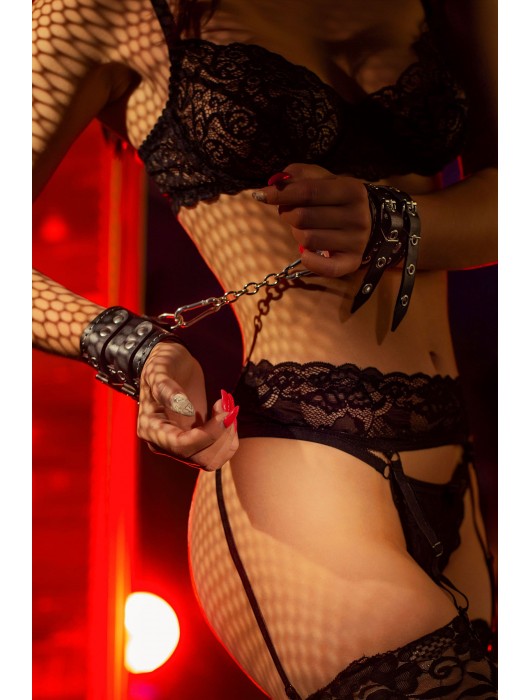 Черные кожаные наручники с двумя ремнями и красной подкладкой - Pecado - купить с доставкой в Ельце